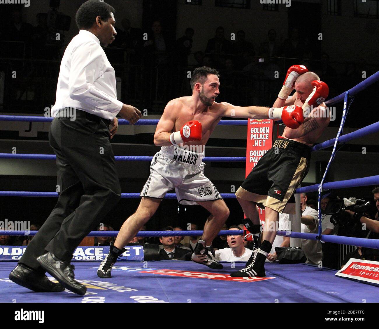 David Walker (Bermondsey, grey shorts) defeats Andy Butlin ...