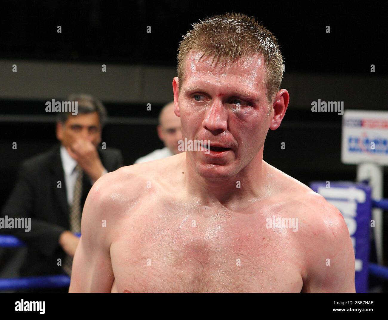 Nathan Cleverly (Cefn Fforest, Wales, yellow/black shorts) defeats