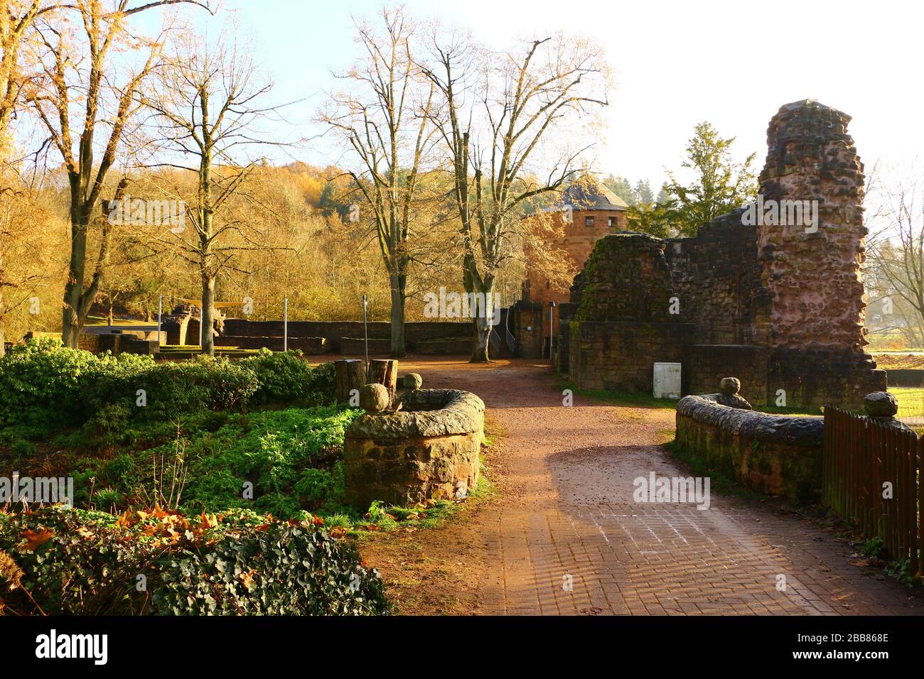 Reste der Burg Kerpen im Zentrum von Illingen im Saarland Stock Photo