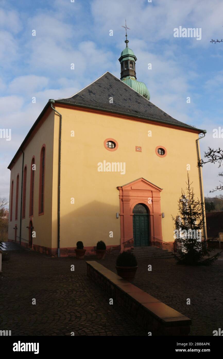 Blick auf die Kirche der Gemeinde Illingen im Saarland Stock Photo