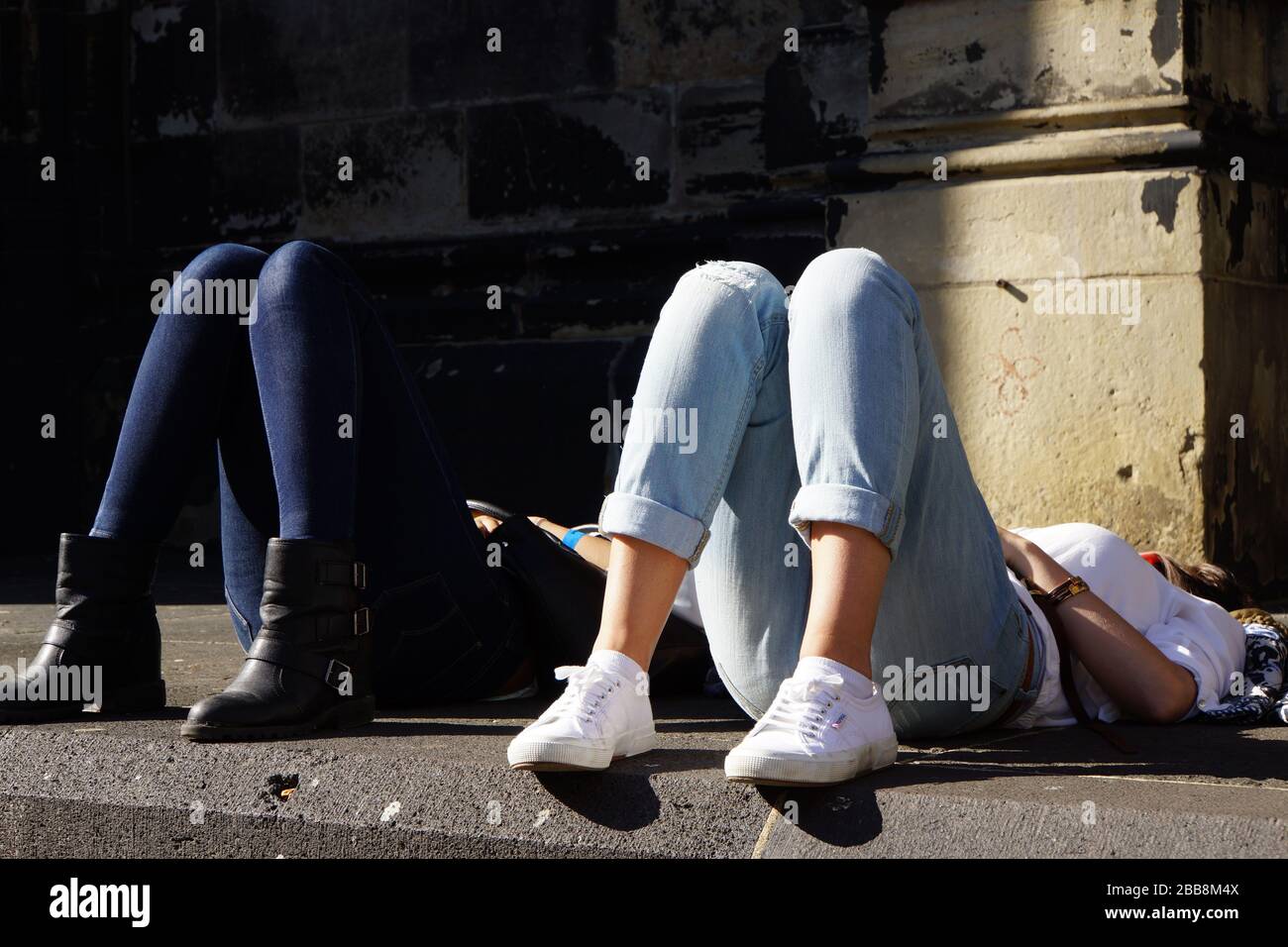 zwei junge Frauen nehmen eine Auszeit am Kölner Dom, Köln, Nordrhein-Westfalen, Deutschland Stock Photo