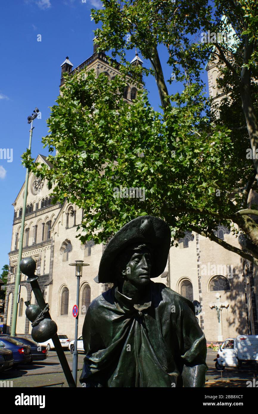 Pilger-Denkmal vor dem  Sankt Quirinus Münster, Neuss, Nordrhein,Westfalen, Deutschland Stock Photo