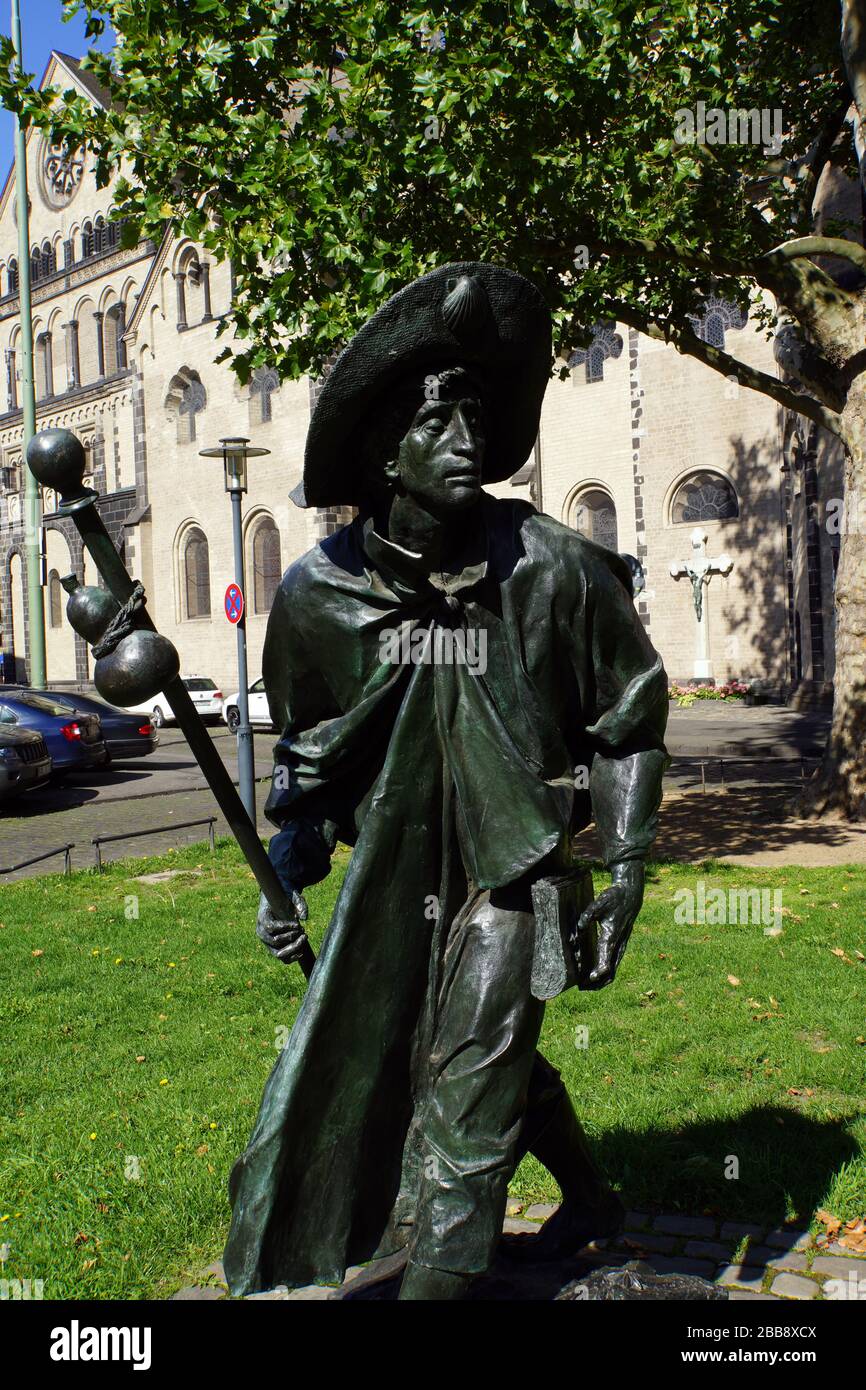 Pilger-Denkmal vor dem  Sankt Quirinus Münster, Neuss, Nordrhein,Westfalen, Deutschland Stock Photo