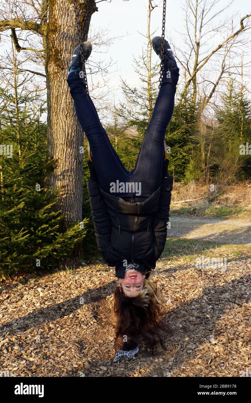 junge Frau turnt an Ringen auf dem Fitness-Parcour, Neuenrade, Nordrhein-Westfalen, Deutschland Stock Photo