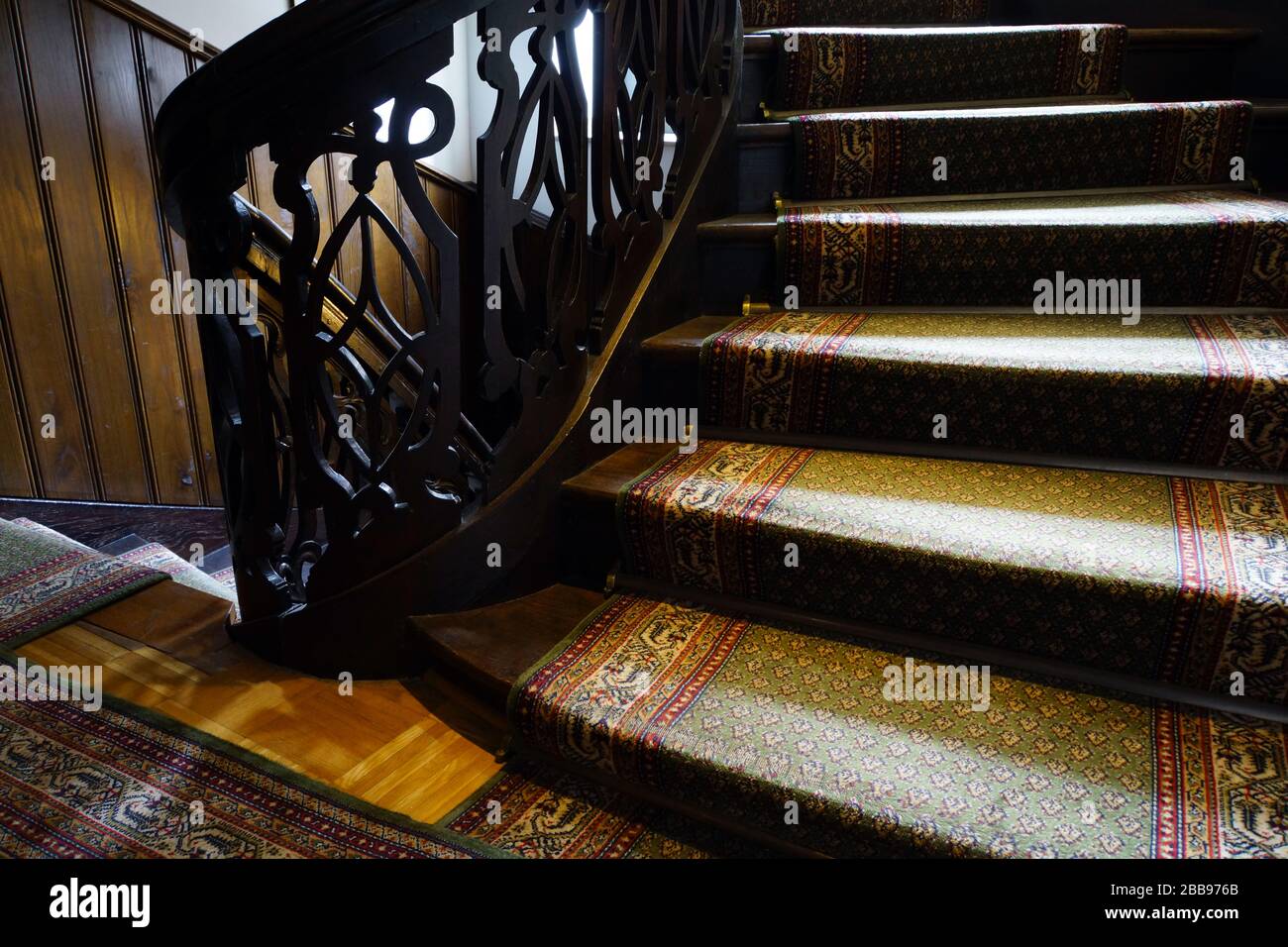 Holztreppe mit Treppengeländer Stock Photo