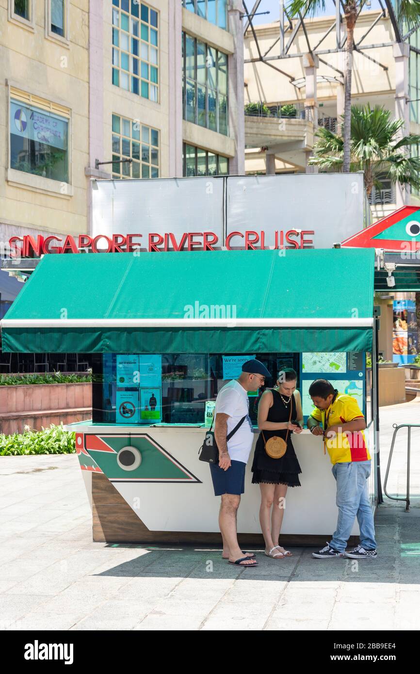 Couple at Singapore River Cuise ticket kiosk in Clarke Quay, Civic District, Central Area, Singapore Island (Pulau Ujong), Singapore Stock Photo