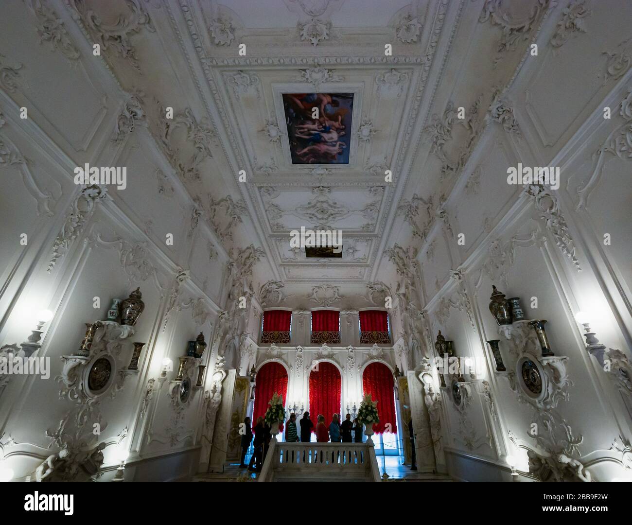 Ornate plaster ceiling, Catherine Palace interior, Tsars Village, Tsarskoe Selo, Pushkin, Russian Federation Stock Photo