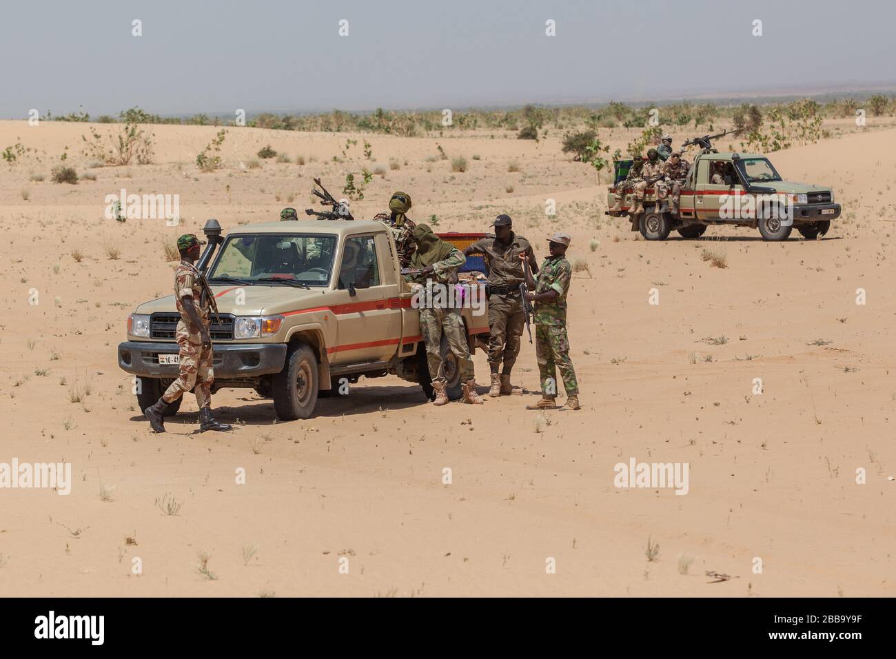 Niger: Governmental military guard in North Africa Cars with armed soldiers desert  border Libya Niger Stock Photo