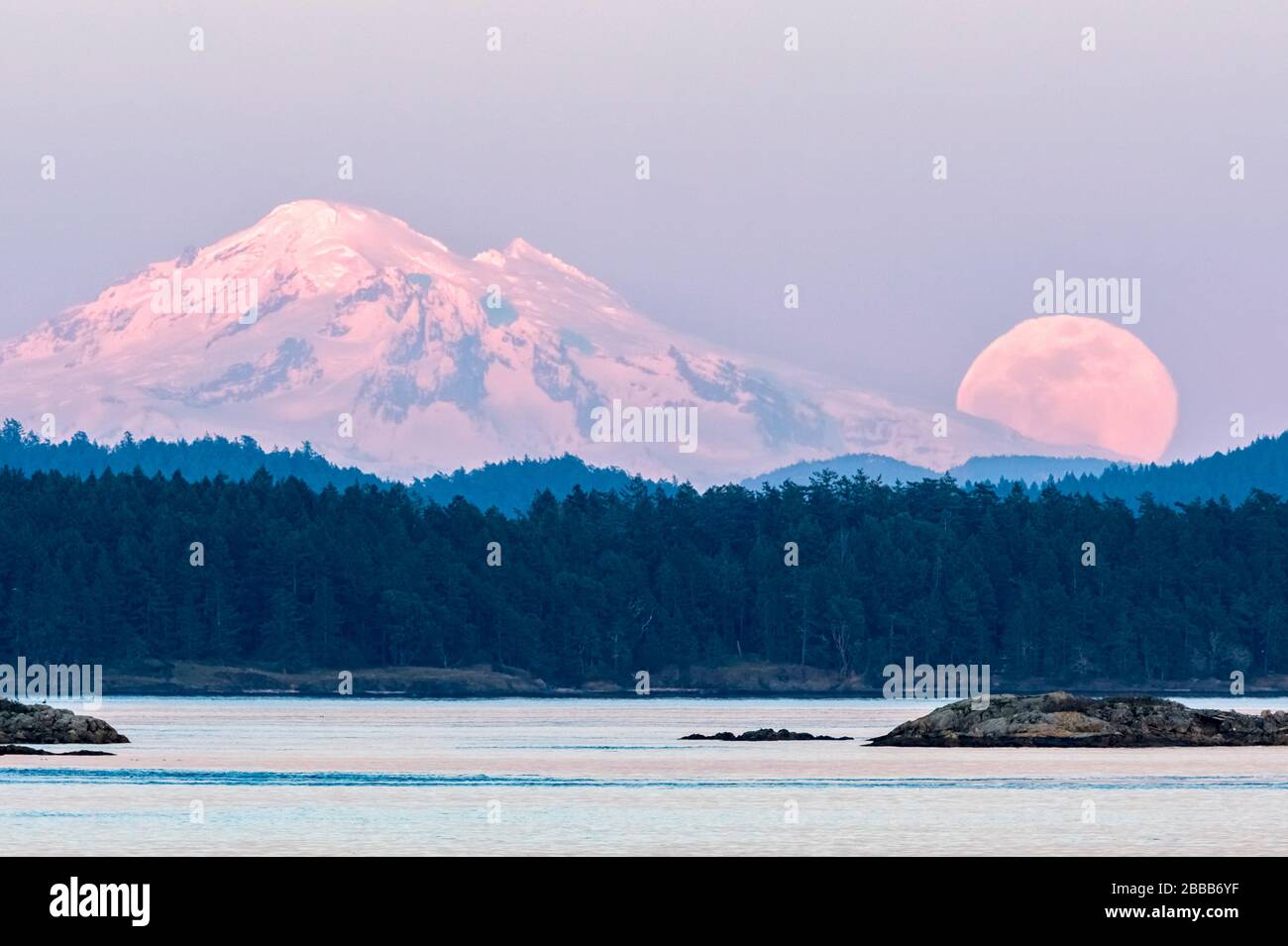 Supermoon over Mount Baker, Washington state (photographed from Sidney, BC Canada Stock Photo