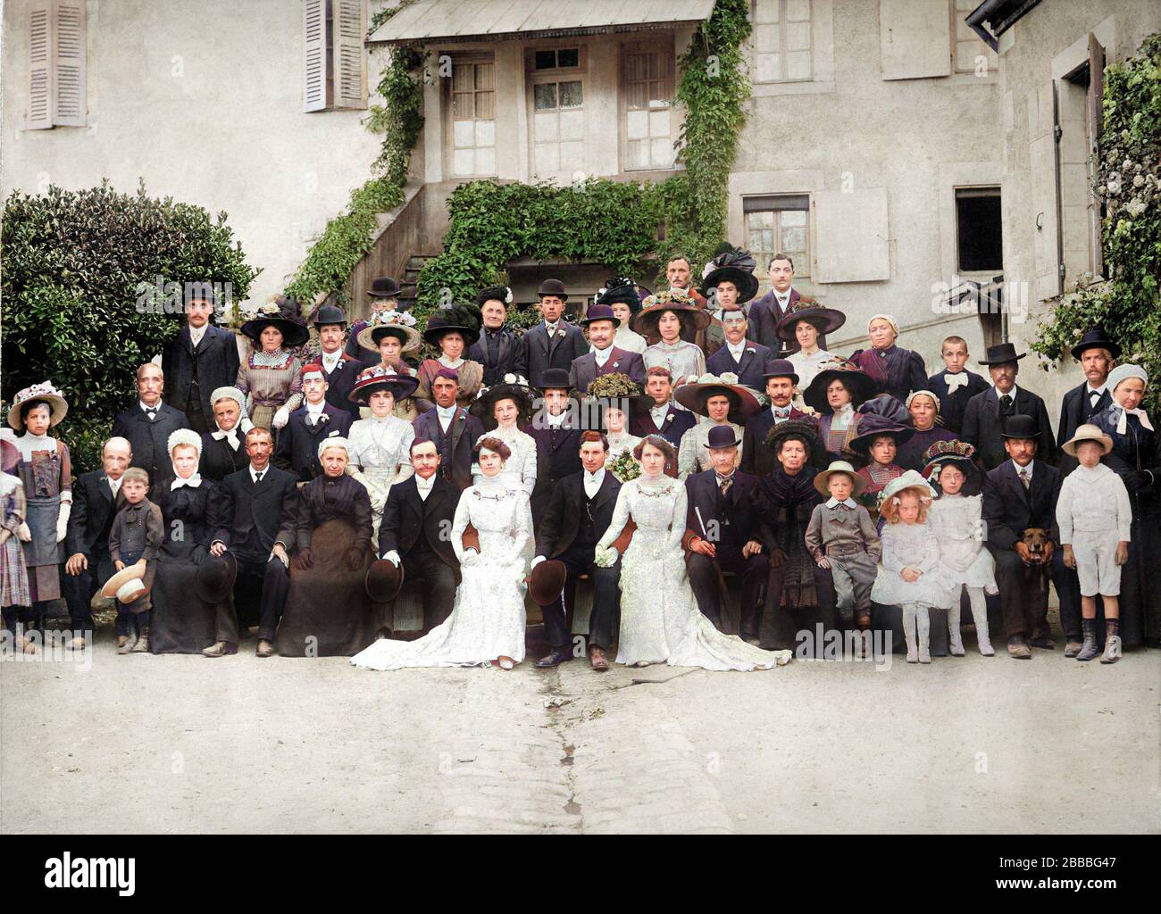 1895 c., Nevers , BOURGOGNE , FRANCE  : Double MARRIAGE of two sisters . Photo by M. Series , Nevers . DIGITALLY COLORIZED . - MATRIMONIO - NOZZE - abito da SPOSA - WEDDING dress PARTY - BRIDE -  cerimonia   - FOTO STORICHE - HISTORY PHOTOS -   - BORGOGNA - FRANCIA  - hat - cappello - XIX CENTURY - OTTOCENTO -800's - '800 -  hat - cappello - BELLE EPOQUE - FAMIGLIA - FAMILY - PARENTI - PARENTS - parentela - innamorati - lovers - festa - party - ricevimento  - COPPIA - COUPLE -    ----      ARCHIVIO GBB Stock Photo