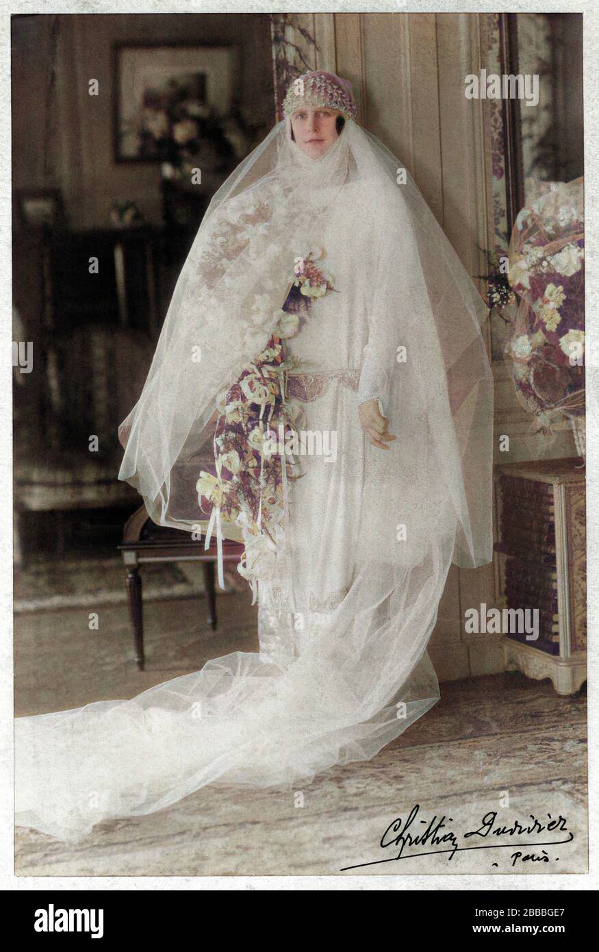 1920 ca , Paris , FRANCE : A noble woman in wedding dress attire . Photo by  Christian Duvivier , Paris . The photograph Duvivier was the father of most  celebrated french