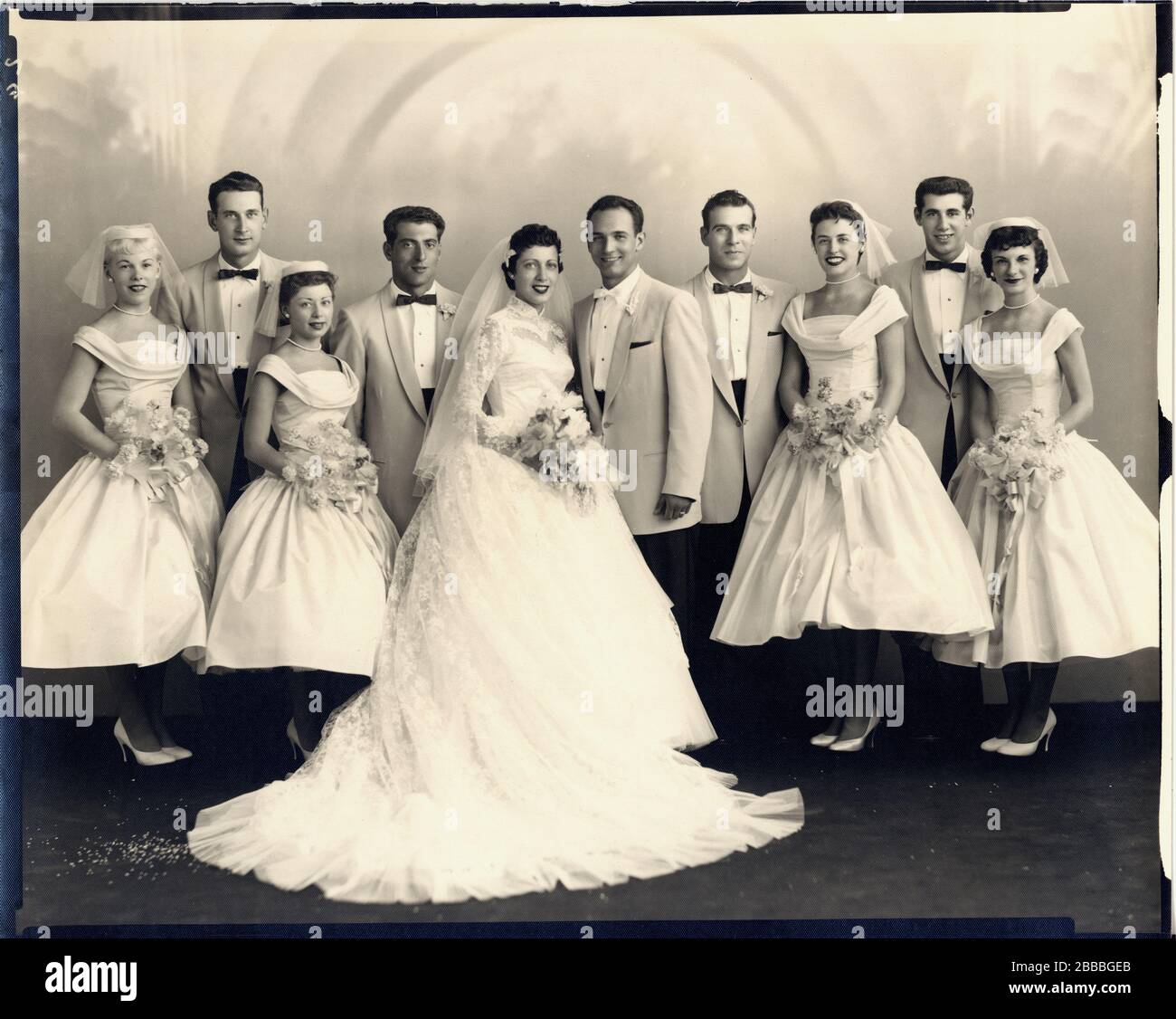 1958 ca, CHICAGO , USA : A wedding dress of italian immigrants of 2nd  generation born in USA . Photo by Universal Studio , Chicago . - NOZZE -  abito da SPOSA -