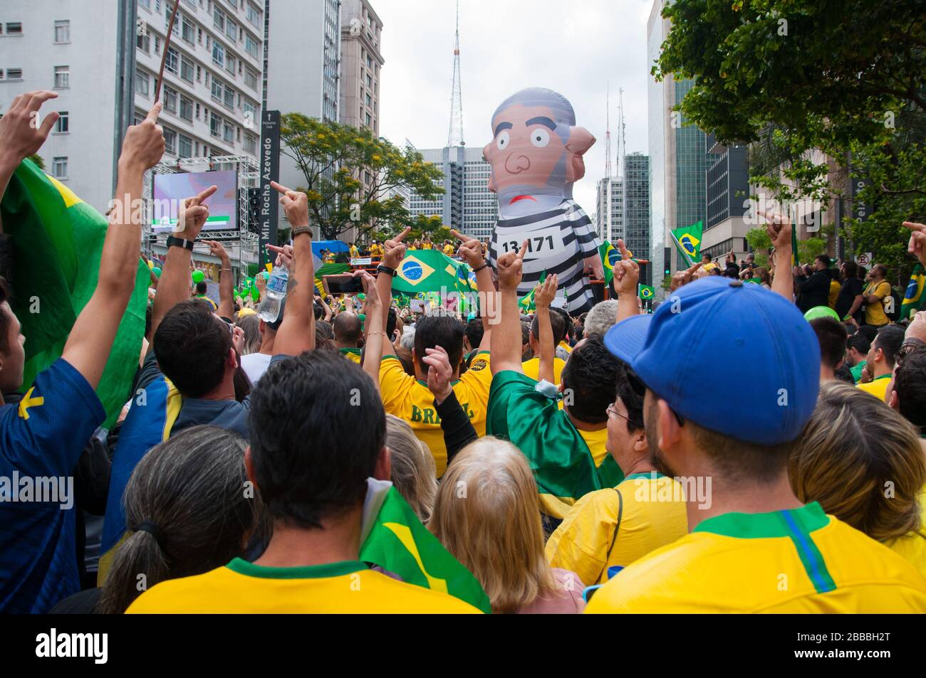 Sao Paulo, SP, Brazil, 2018/10/21, Demonstration pro presidential candidate Jair Bolsonaro on Paulista Avenue, huge inflatable doll of inmate Lula lin Stock Photo