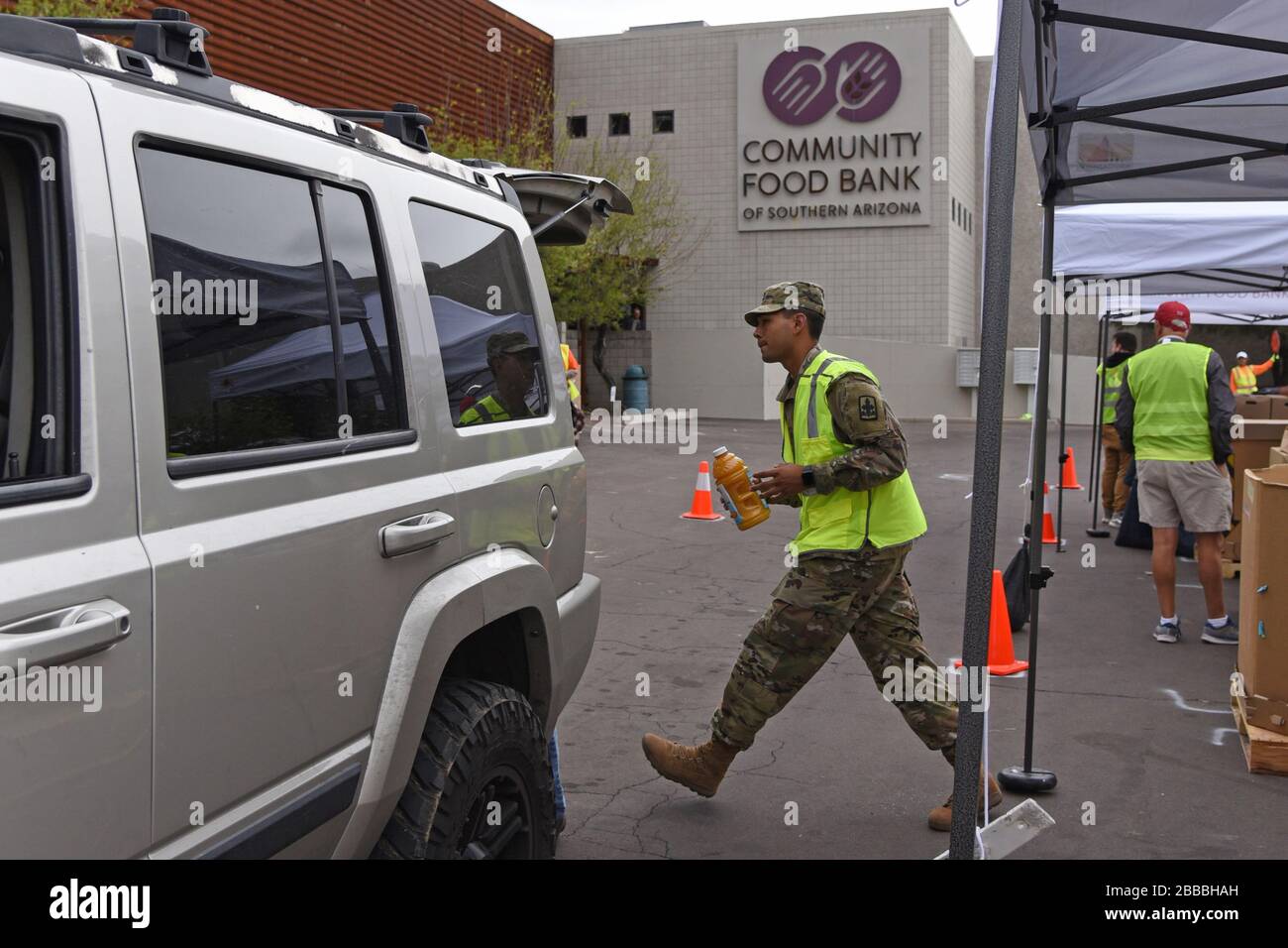 Arizona National Guard service members deliver food to Pima County residents March 26, 2020, at Community Food Bank of Southern Arizona in Tucson, Ariz. This week the Guard will activate more than 700 Arizona Citizen-Soldiers and Airmen to support grocery stores, food banks and other community needs during this state of emergency response. (U.S. Air National Guard Photo by Staff Sergeant Kelly Greenwell) Stock Photo