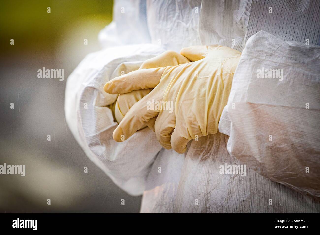 A medical technician adjusts her gloves at a COVID-19 Community-Based Testing Site at the PNC Bank Arts Center in Holmdel, N.J., March 23, 2020. The testing site, established in partnership with the Federal Emergency Management Agency, is staffed by the New Jersey Department of Health, the New Jersey State Police, and the New Jersey National Guard. (U.S. Air National Guard photo by Master Sgt. Matt Hecht) Stock Photo