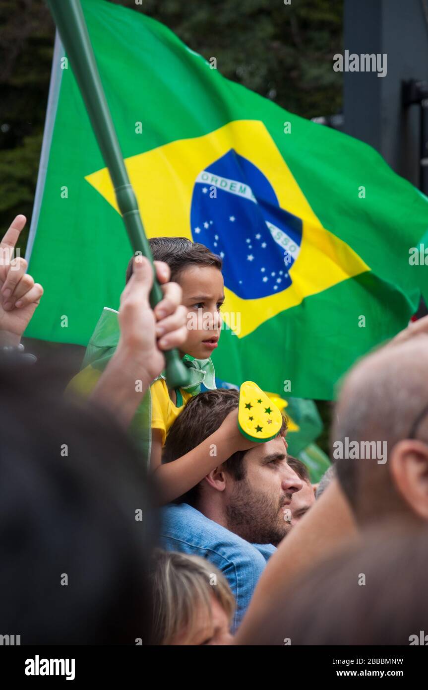 Sao Paulo, SP, Brazil, 2018/10/21, Demonstration pro presidential candidate Jair Bolsonaro on Paulista Avenue - father and son watch attentively Stock Photo
