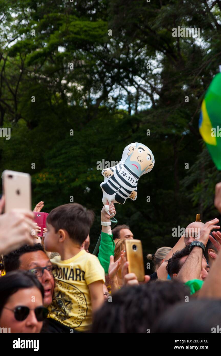 Sao Paulo, SP, Brazil, 2018/10/21, Demonstration pro presidential candidate Jair Bolsonaro on Paulista Avenue inmate lula as inflatable doll arrested Stock Photo