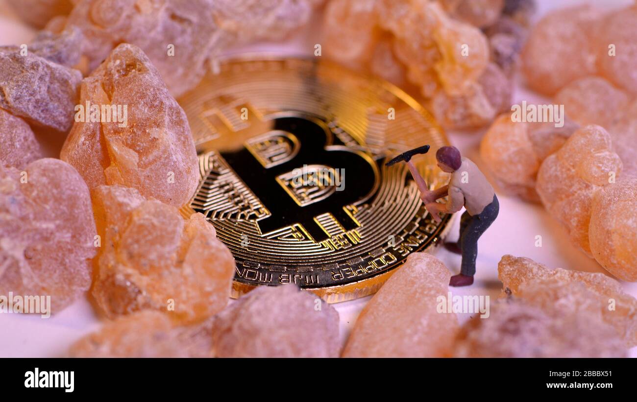 Bitcoin mining: Miner figurine digging ground to uncover big shiny bitcoin.  Cryptocurrency concept with miner and coin working in bitcoin mine Stock  Photo - Alamy