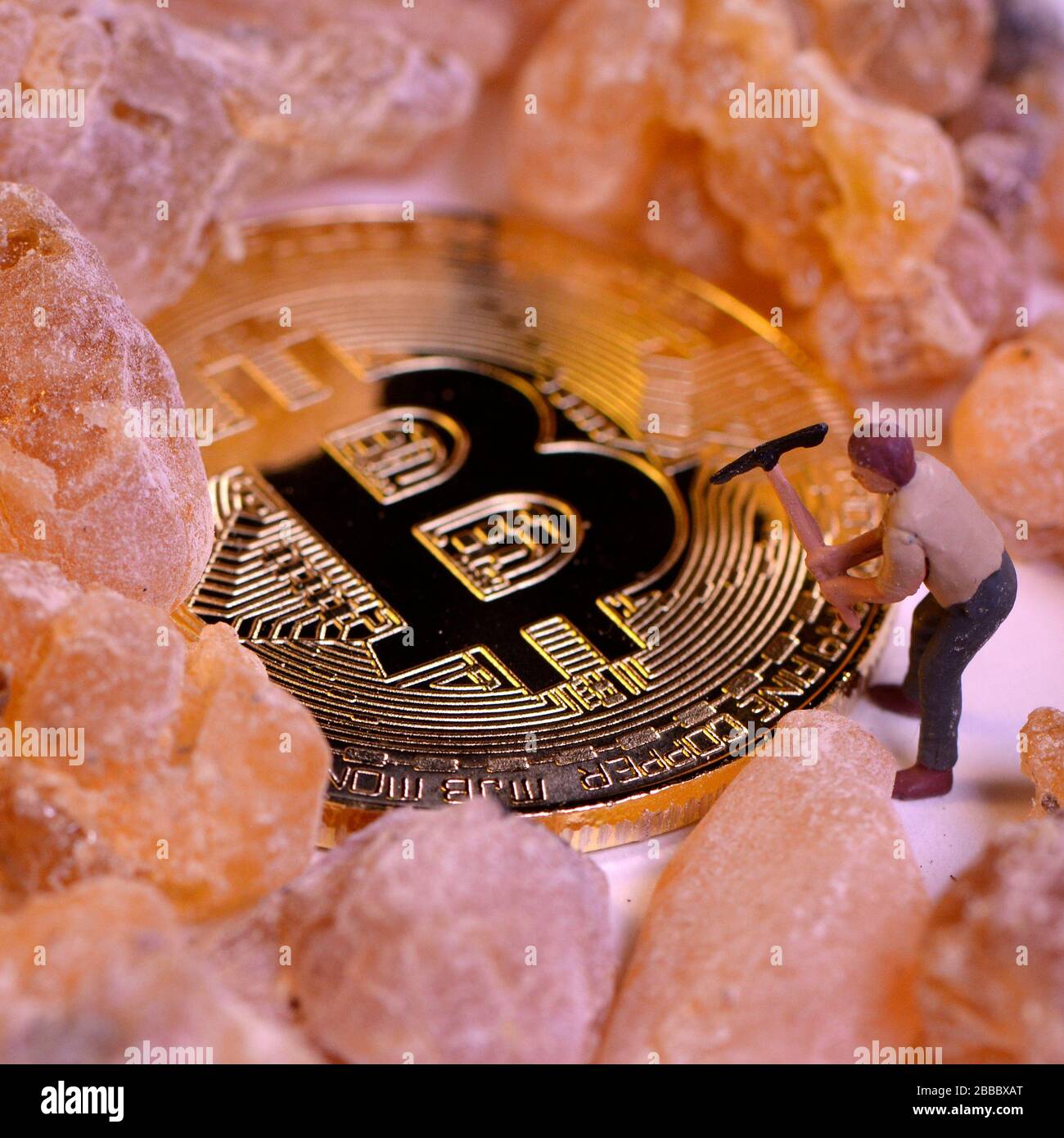 Bitcoin mining: Miner figurine digging ground to uncover big shiny bitcoin.  Cryptocurrency concept with miner and coin working in bitcoin mine Stock  Photo - Alamy