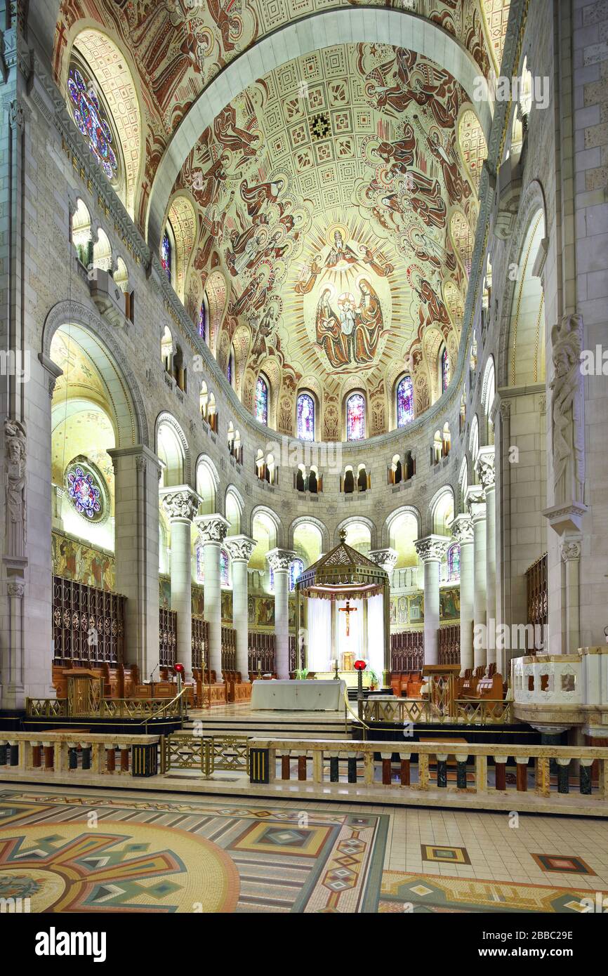 Main altar in the sanctuary of the Basilica of Sainte-Anne-de-Beaupre, Sainte-Anne-de-Beaupre, Quebec, Canada Stock Photo