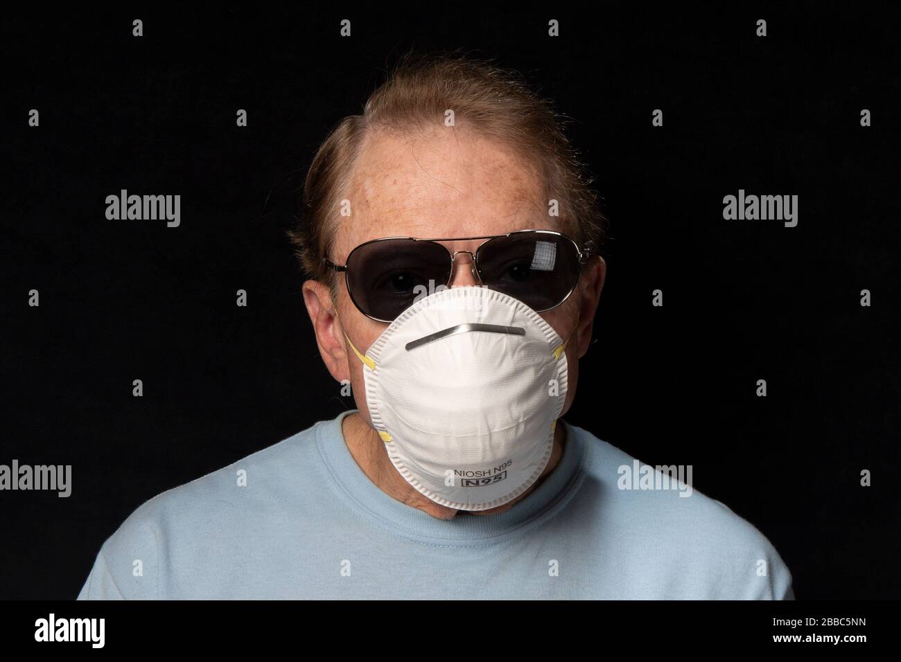 man wearing sunglasses and N95 mask Stock Photo - Alamy