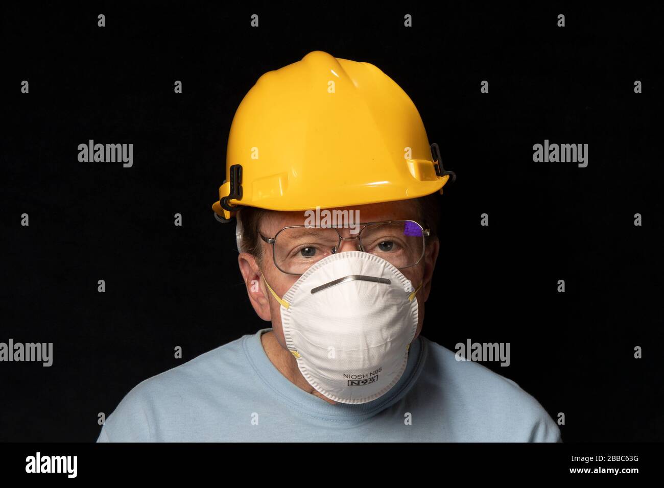 man wearing N95 mask and glasses Stock Photo Alamy