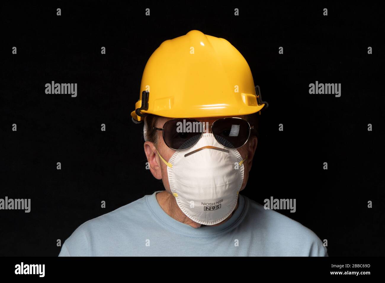 man wearing sunglasses and N95 mask Stock Photo Alamy