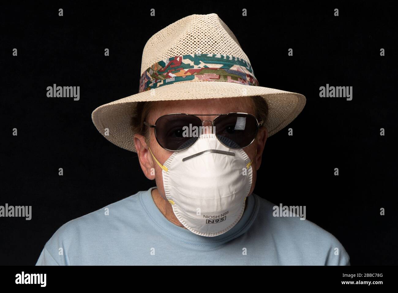 man wearing sunglasses and N95 mask Stock Photo - Alamy