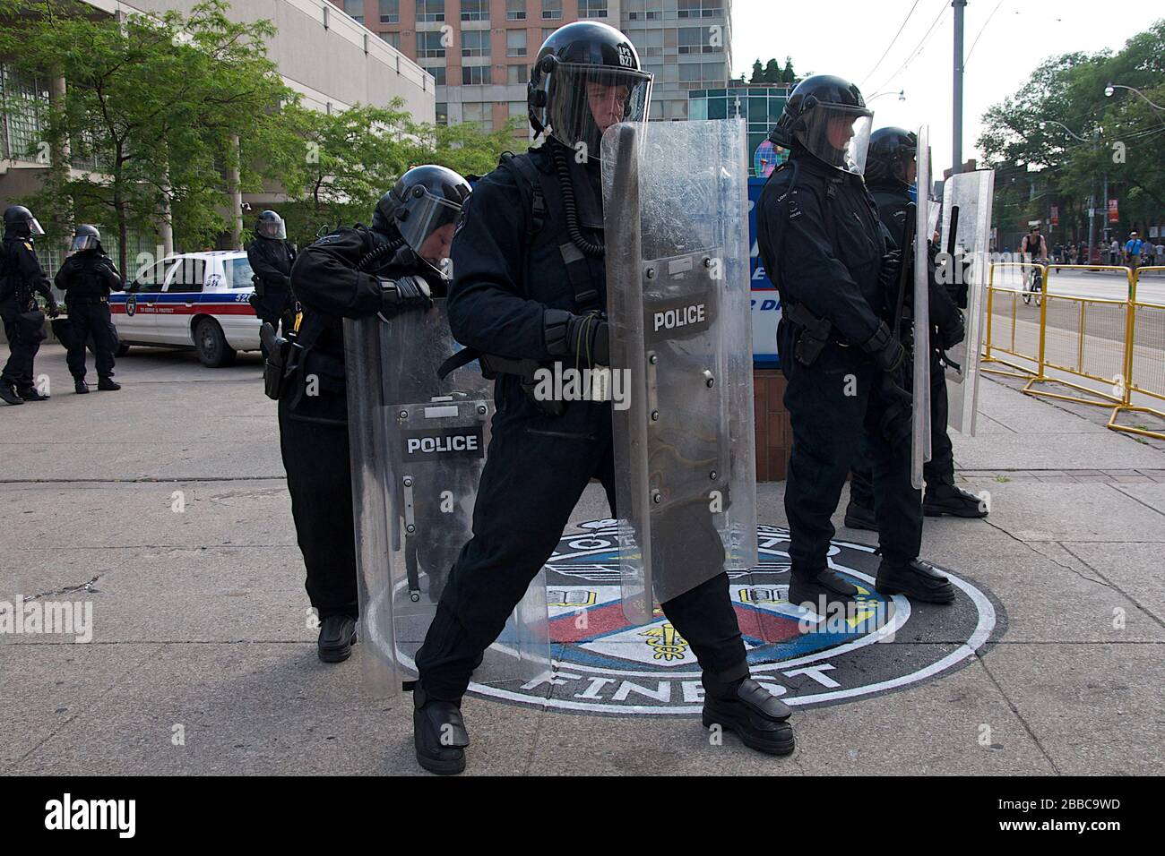 Riot Police restrict protesters movement away from G20 Summit at Toronto Police Station (52 Division) Stock Photo