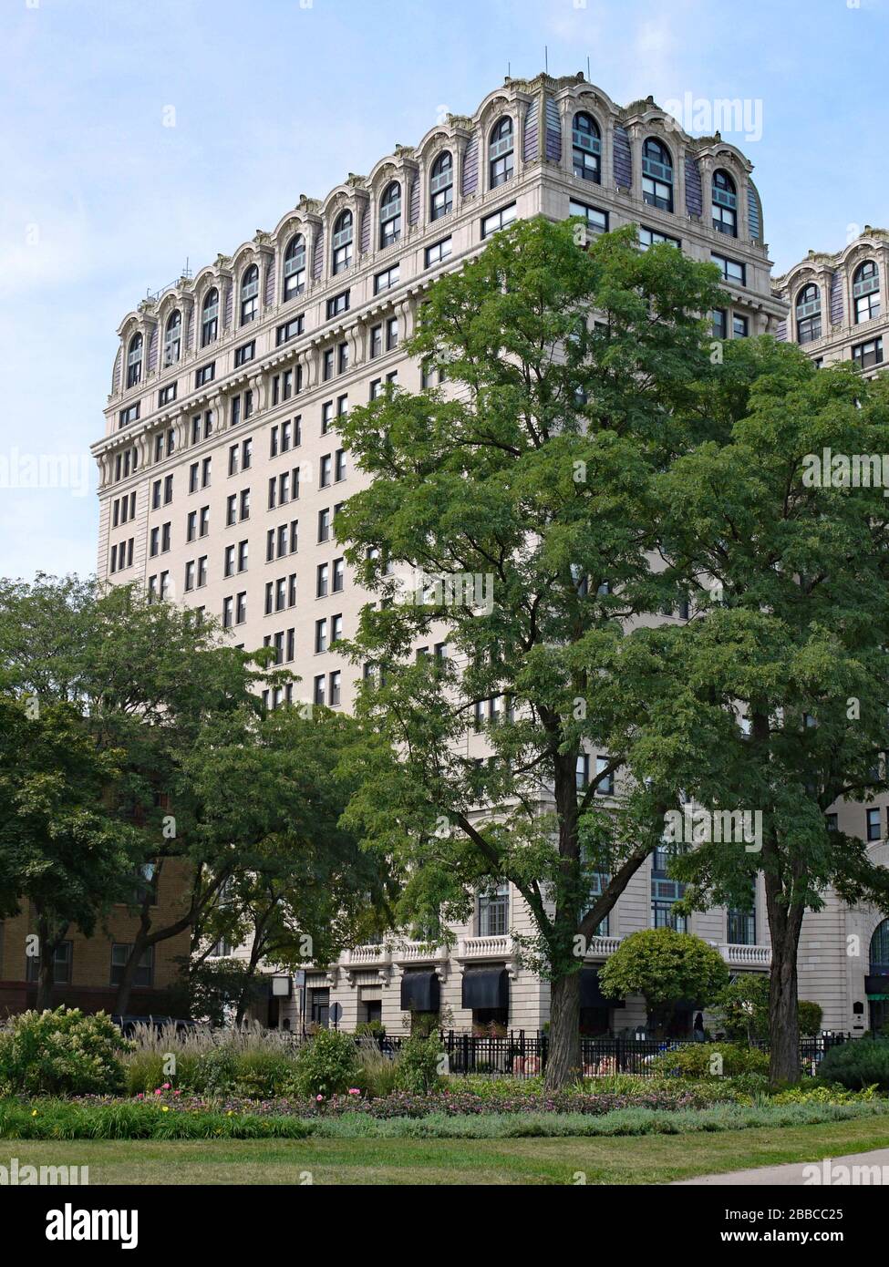 Lincoln Park in Chicago with elegant apartment buildings bordering the park Stock Photo