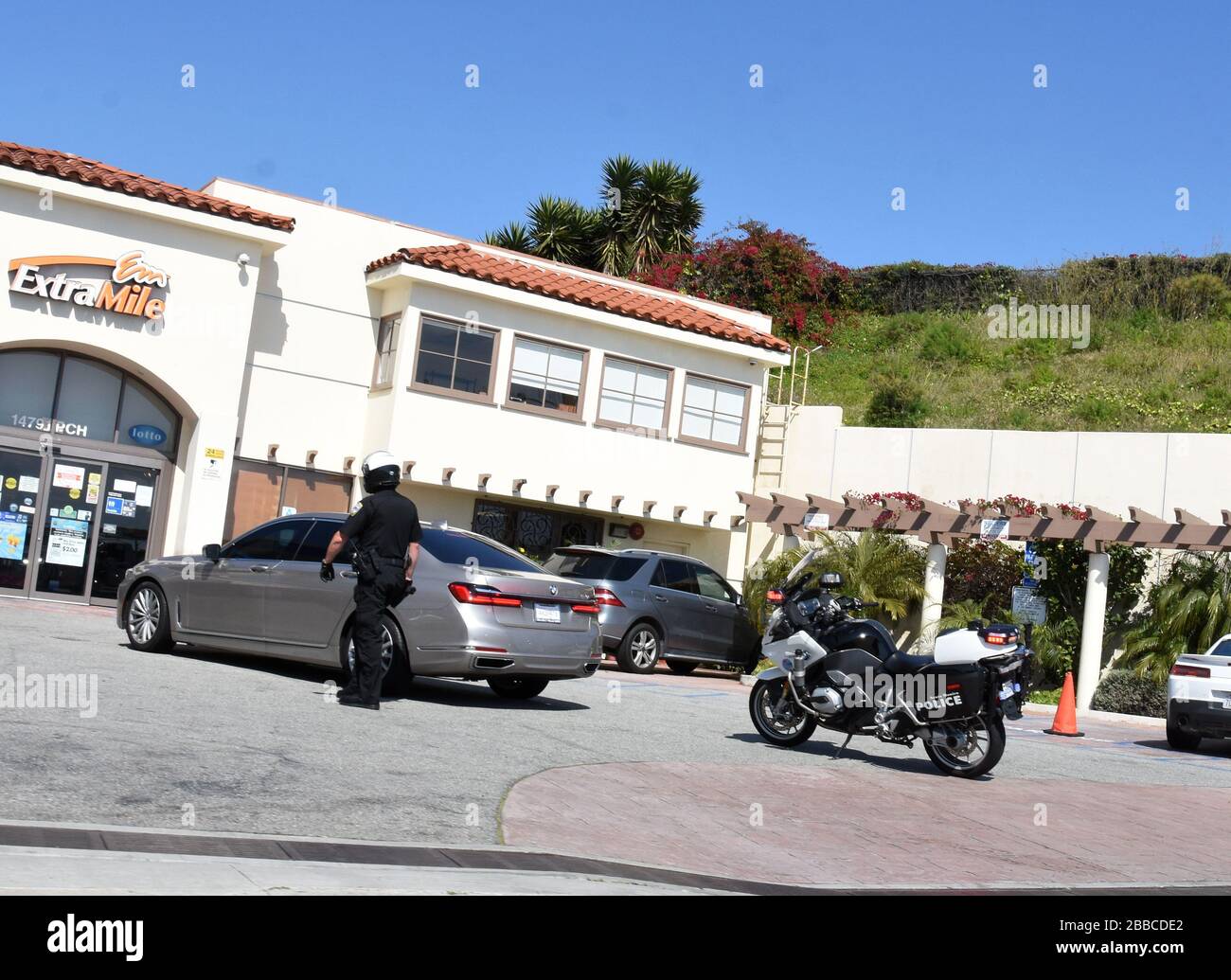 Malibu California Usa 30th March A General View Of Atmosphere Of Police Giving A Citation As Beaches Are Closed Due To Outbreak Of Coronavirus And People Practice Social Distancing During Stay