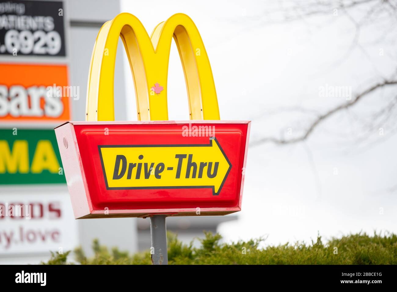 Hamburger drive thru sign hires stock photography and images Alamy — free download