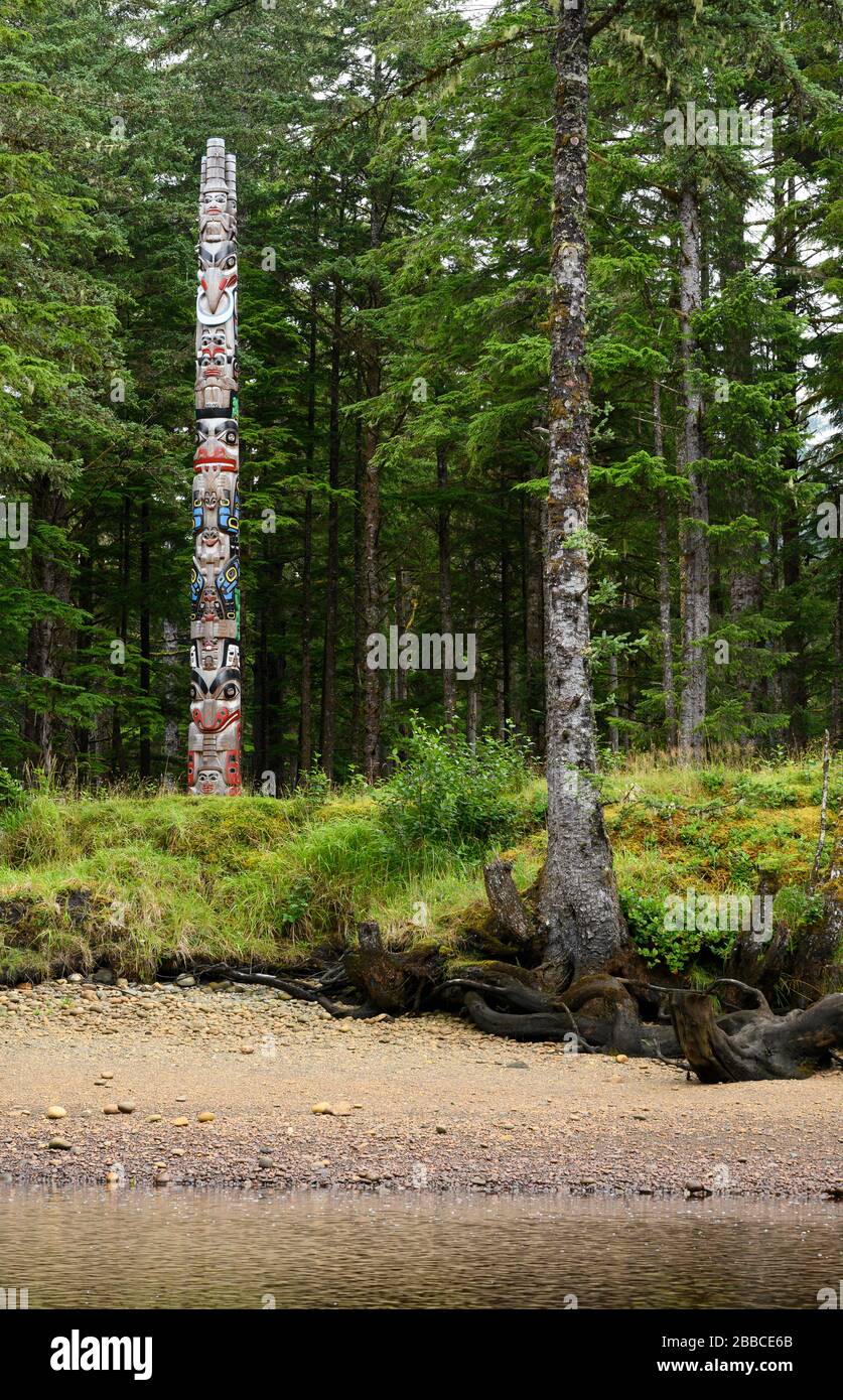 gyaaGang Monumental Pole, by Christian Whaite and helpers, Hiellen River, Haida Gwaii, Formerly known as Queen Charlotte Islands, British Columbia, Canada Stock Photo
