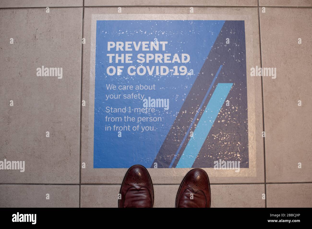 Covid 19 sign warning people to keep safe distance Stock Photo - Alamy