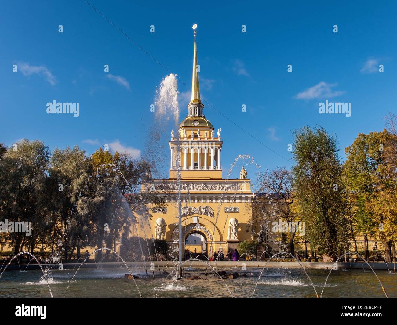 A fountain in the Alexander Garden in front of the wonderful neoclassical Admiralty Building, St Petersburg Russia Stock Photo