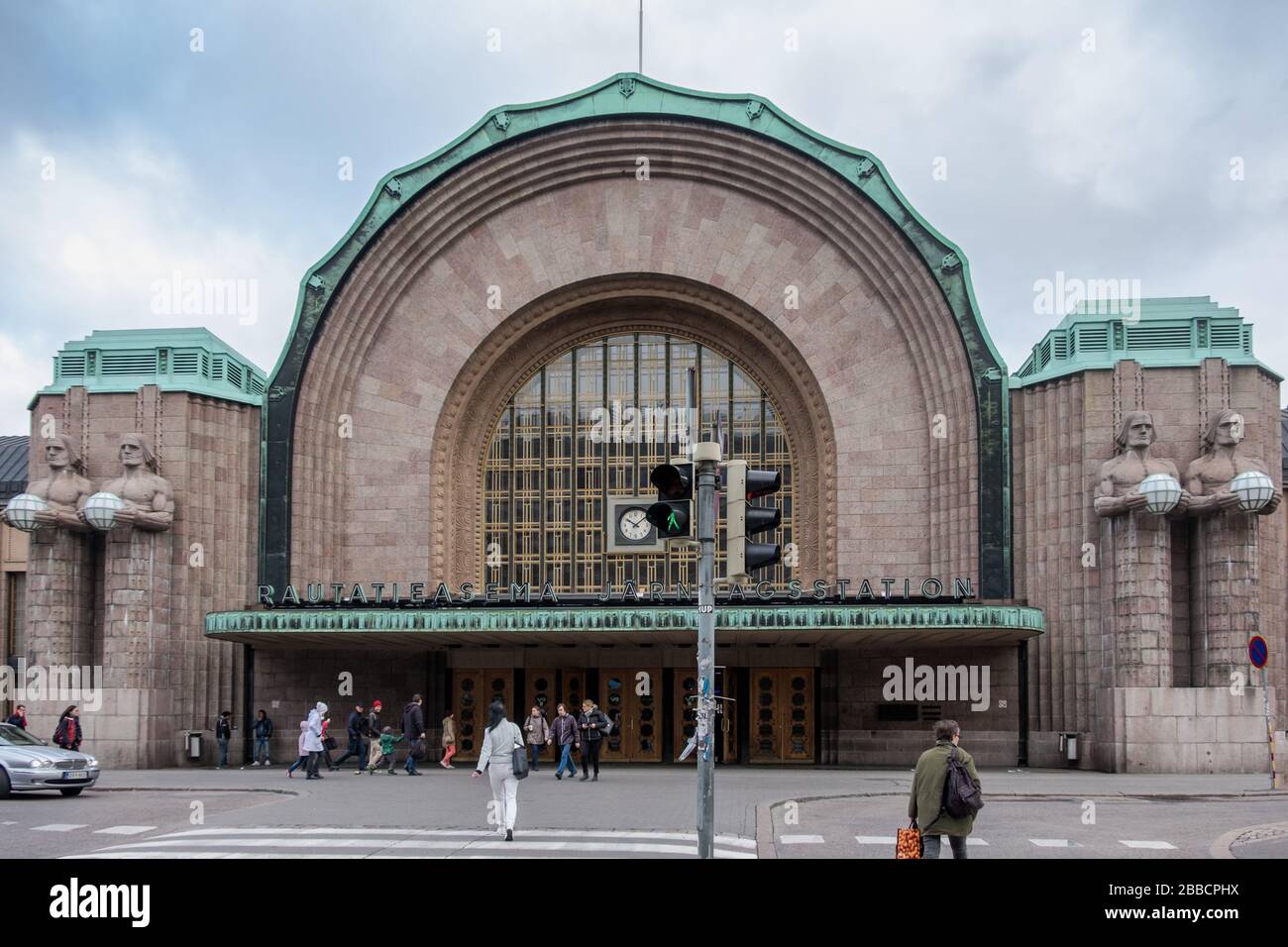 Main entrance to Eliel Saarine's Central Station with stone guardians supporting lights. Helsinki, Finland Stock Photo