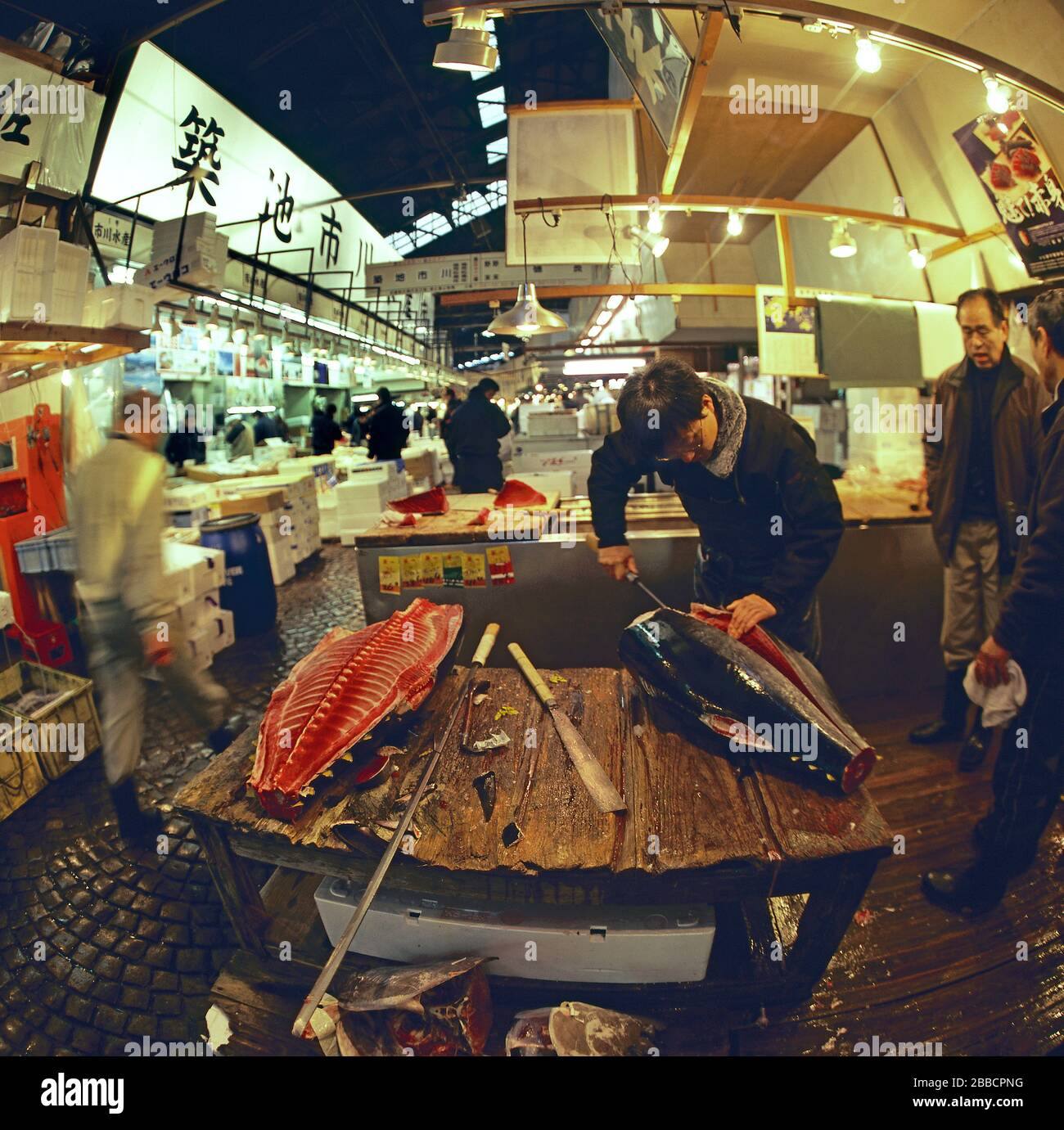 Fishmonger cutting tuna at Tsukiji fish market Stock Photo