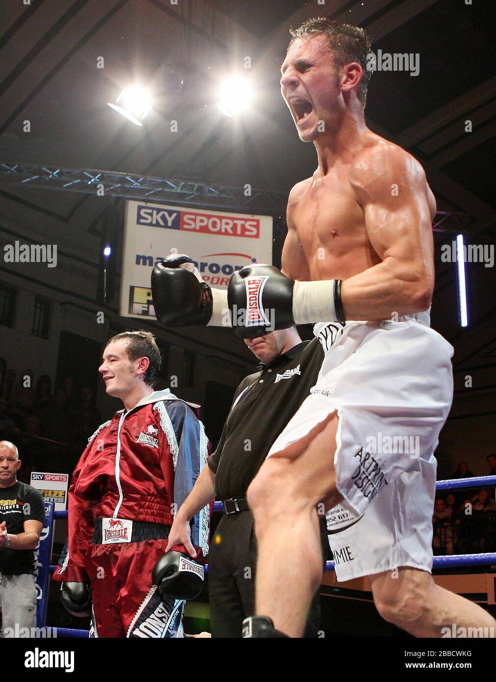 Round 1: Mark Lloyd (white shorts) defeats Steve Conway (purple shorts),  Prizefighter 'The Welterweights' boxing at York Hall, Bethnal Green,  promoted Stock Photo - Alamy
