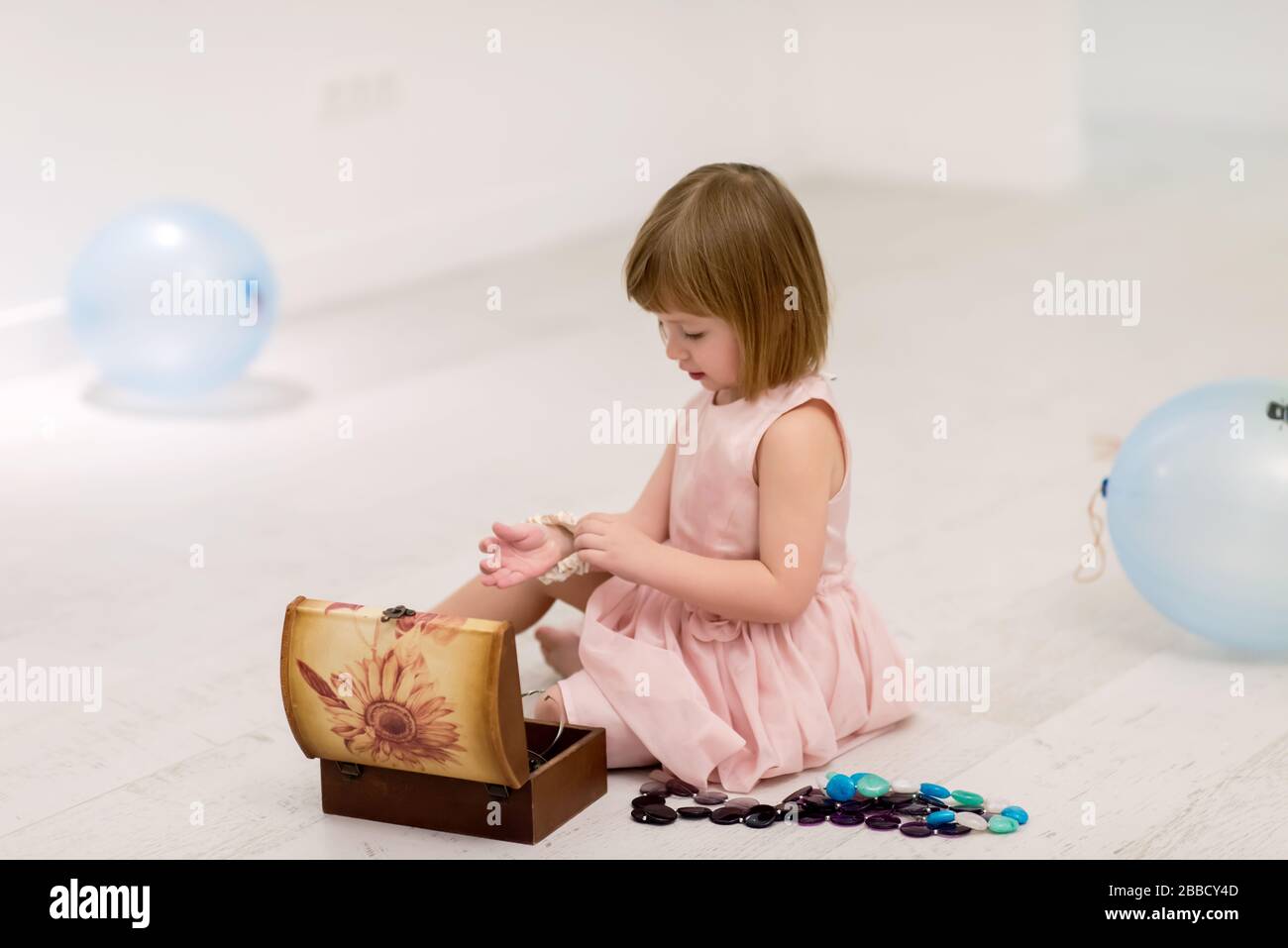 toddler girl play jewelry