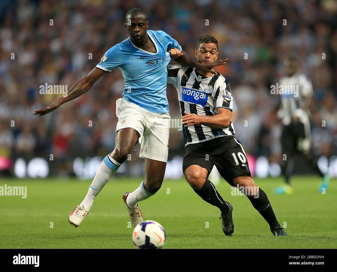 Manchester City's Yaya Toure (left) takes on Newcastle United's Hatem Ben  Arfa Stock Photo - Alamy