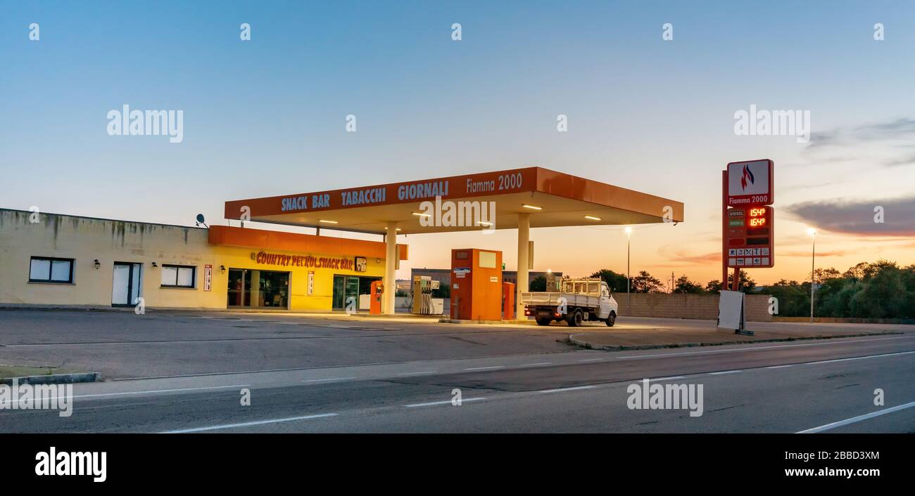 Empty petrol stations hires stock photography and images Alamy