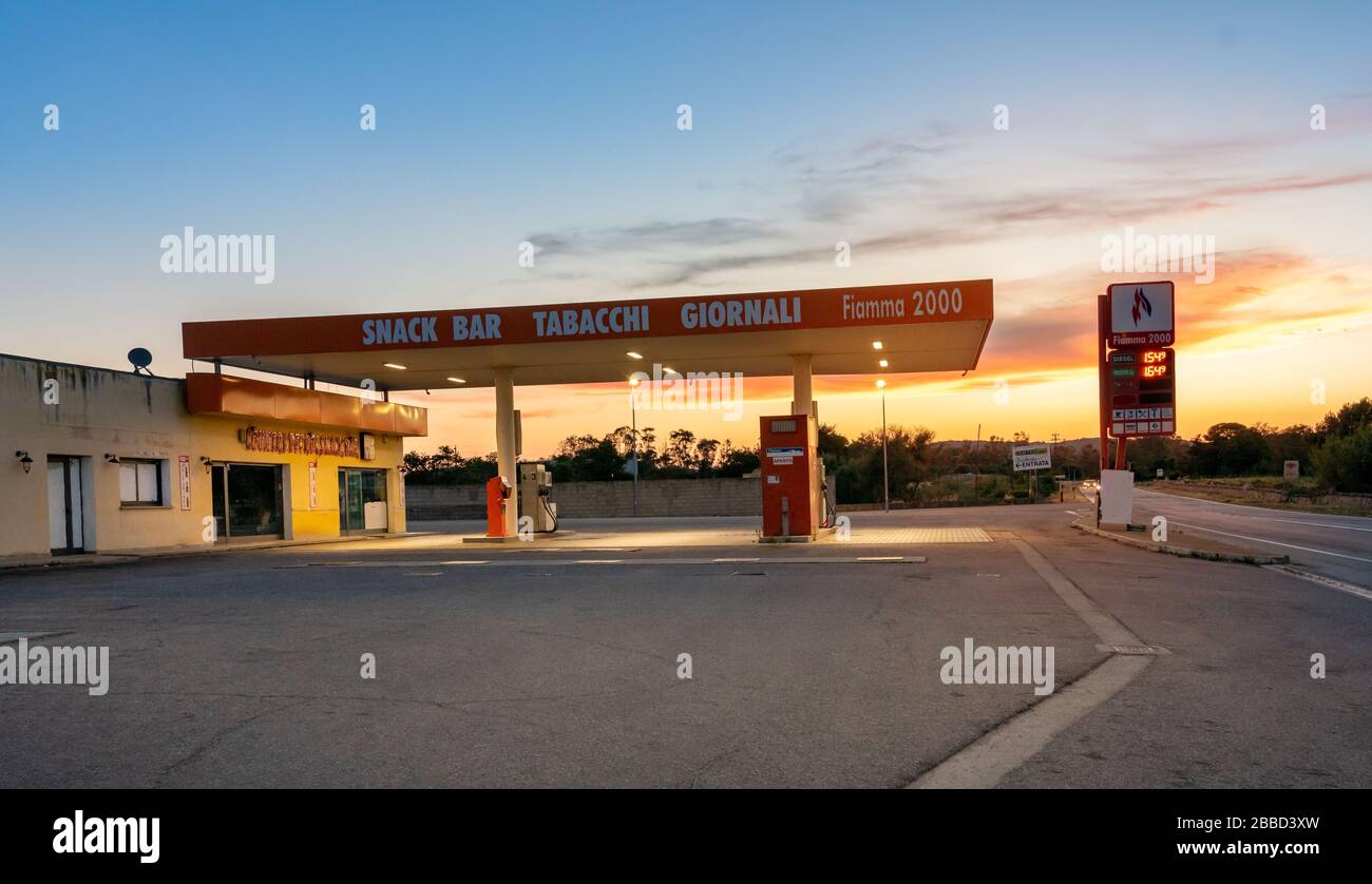 Empty petrol stations hires stock photography and images Alamy