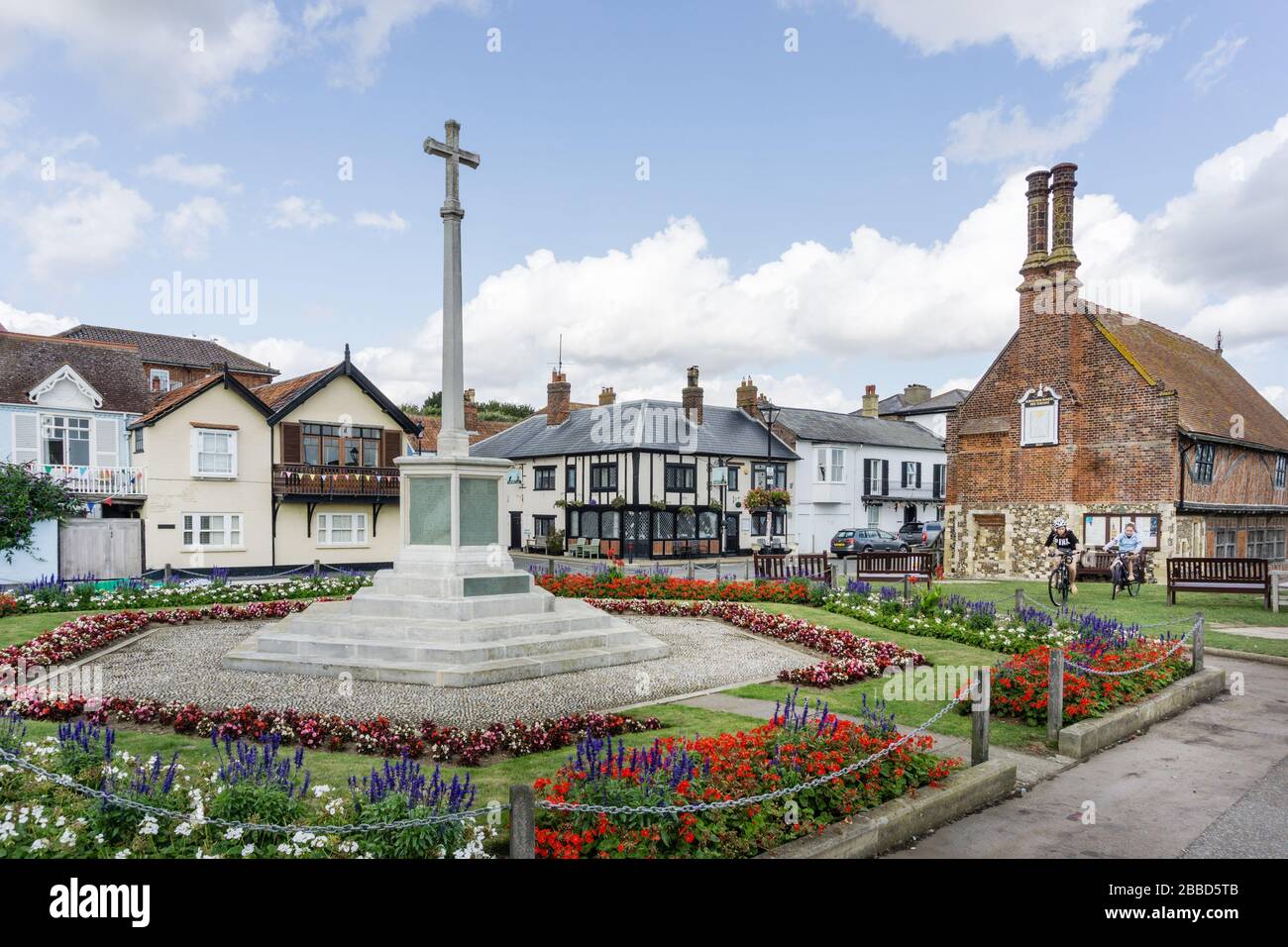 16th century Moot Hall, with the War Memorial in the foreground, in the seaside resort of Aldeburgh, Suffolk, UK Stock Photo