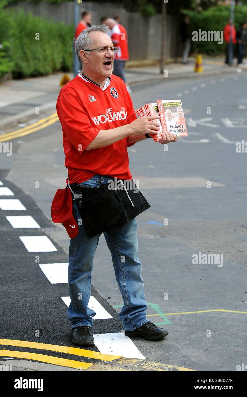 Programme Seller Programme seller outside of valley hi-res stock photography and images ...