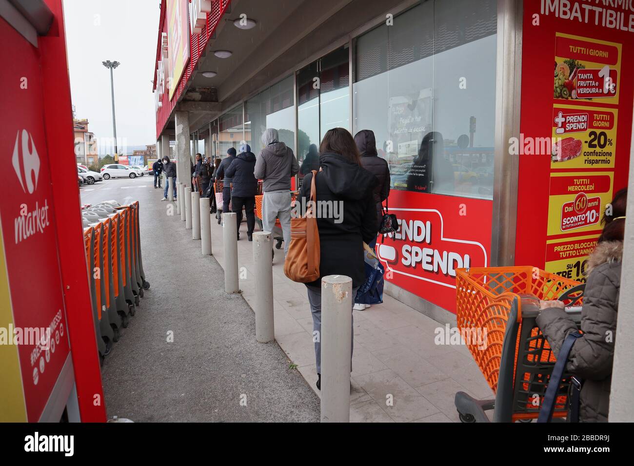 Benevento - In fila al supermercato Stock Photo