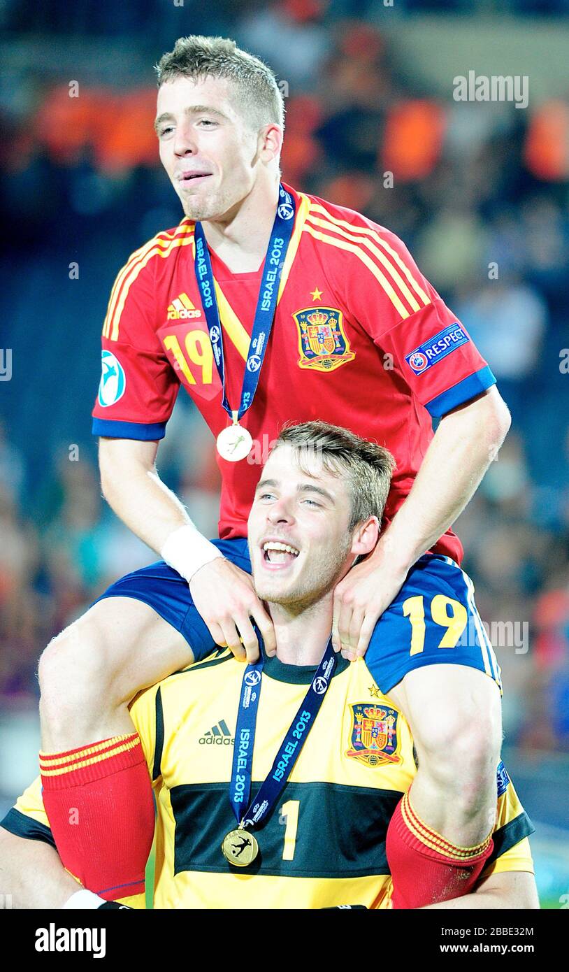 Spain's Iker Muniain celebrates winning the UEFA European Under 21  Championship 2013 trophy with goalkeeper David De Gea (bottom Stock Photo -  Alamy