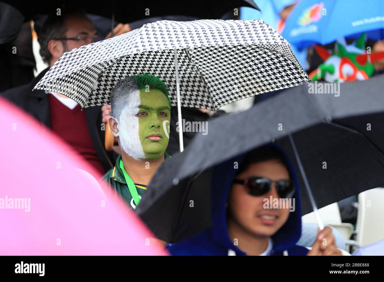 Pakistan fans shelter from the rain as play is stopped Stock Photo