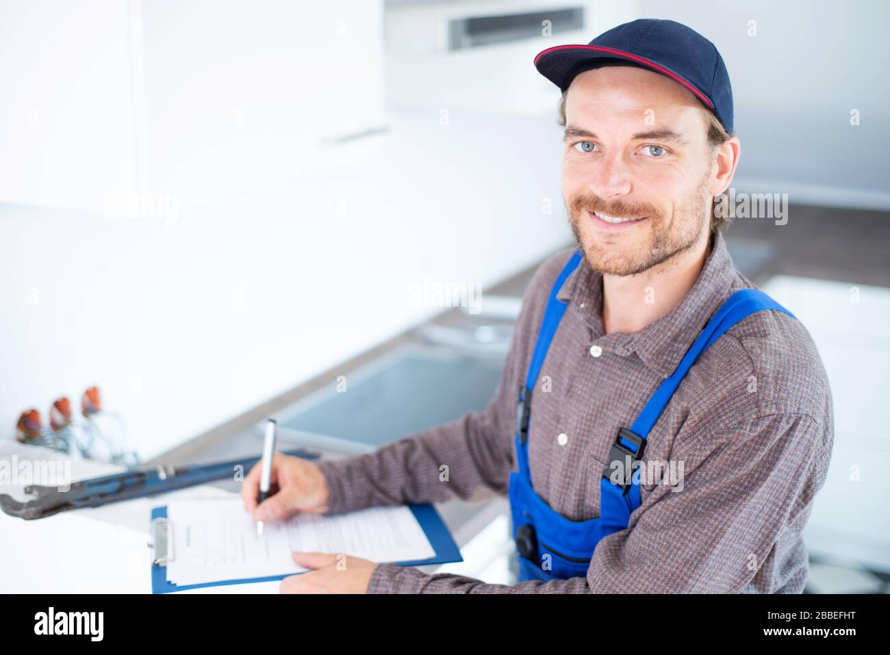 An installer notes something on a clipboard Stock Photo