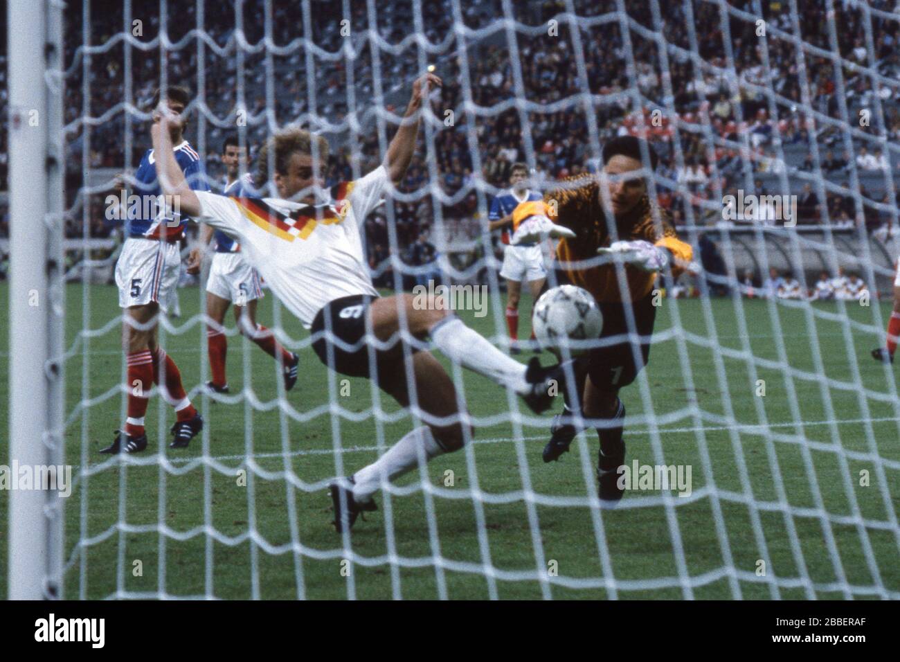 Rudi VOELLER, Germany, left, shoots the goal for 4: 1, goalwart Tomislav IVKOVIC (Yugoslavia) without defense, action, goal shot, Germany GER BRD - Yugoslavia YUG 4: 1 (2: 0), preliminary round, final round 1st matchday, Group D, June 19, 1990 in Milan, Soccer World Cup 1990 in Italy, 1989, | usage worldwide Stock Photo