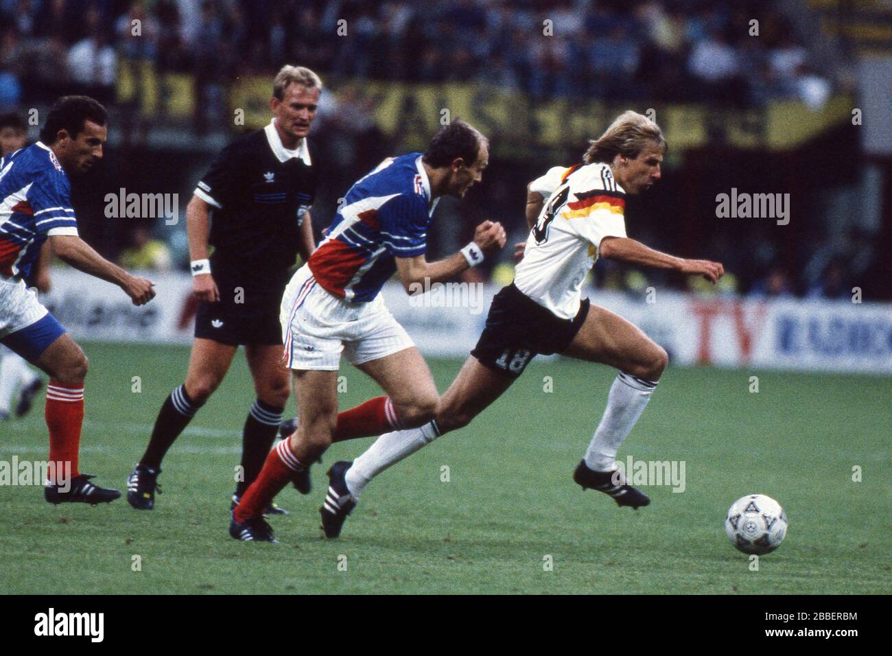Juergen KLINSMANN, Germany, right, Predrag SPASIC (Yugoslavia) is pursued, duels, action, Germany GER BRD - Yugoslavia YUG 4: 1 (2: 0), preliminary round, final round 1st matchday, group D, 06/19/1990 in Milan, Soccer World Cup 1990 in Italy, 1989, | usage worldwide Stock Photo